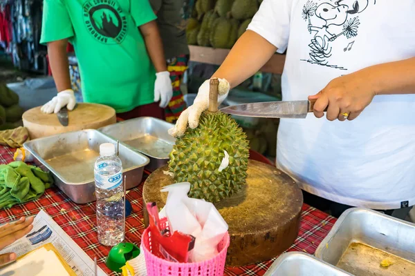 タイのバンコク 2021年5月9日 ナイフでドリアンの果皮をむき アジアの女性の手デュリアンは果物の王です 夏だけ発売 — ストック写真