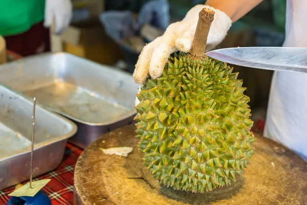 Durian Früchte Mit Einem Messer Schälen Die Hand Einer Asiatin — Stockfoto