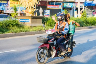 Bangkok, Tayland - Mayıs 09, 2021: Bangkok, Tayland 'da motosiklet trafiği.