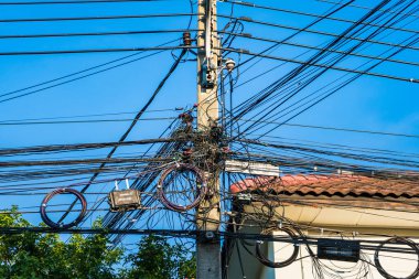Bangkok, Tayland - 14 Mayıs 2021: Bangkok, Tayland 'da dağınık kablo elektrik direği