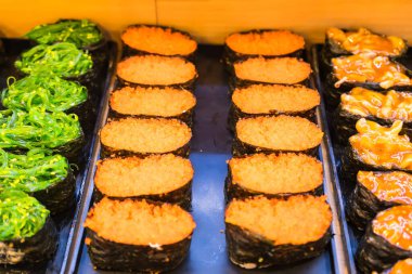 Çeşitli Japon suşileri bir suşi dükkanında bir tepside satılıyor. Tayland pazarında.