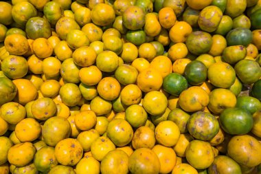 Tayland pazarında portakal meyvesi