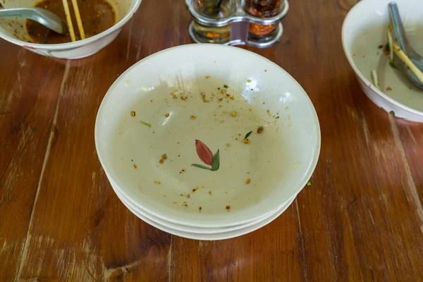食べられている麺のボウルの山 空のボウル — ストック写真