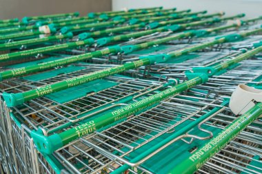 Bangkok, Tayland - 22 Mayıs 2021: Bangkok, Tayland 'daki Tesco Lotus Alışveriş Merkezi Alışveriş Arabaları.