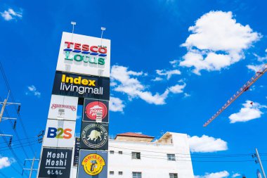 Bangkok, Tayland - 22 Mayıs 2021: Tesco Lotus reklam panosu Bangkok, Tayland 'da mavi gökyüzü.