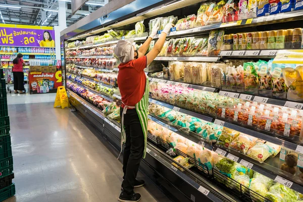 Bangkok, Tayland - 22 Mayıs 2021: Tesco Lotus çalışanları ürünlerini Bangkok, Tayland 'daki alışveriş merkezinin taze sebze katında ayırıyorlar..