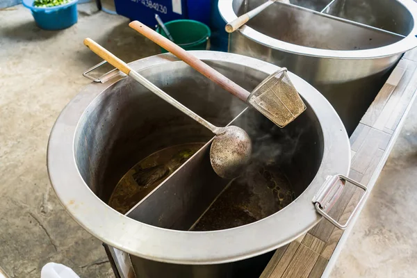 麺を沸騰させるためのホットスープの様々なステンレス鍋 麺を調理する準備をしてください ストリートレストラン — ストック写真