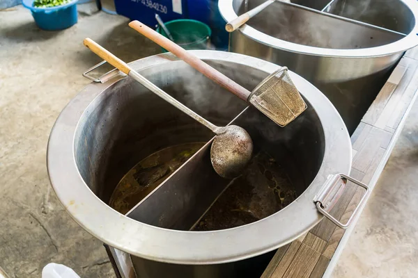 麺を沸騰させるためのホットスープの様々なステンレス鍋 麺を調理する準備をしてください ストリートレストラン — ストック写真
