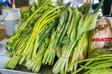 Bangkok, Tayland-Haziran, 05, 2021: Mobil kamyonda veya kamyonette süpermarket, dağıtım, teslimat alışverişi. Taze sebzeler, meyveler ve plastik poşette paketlenmiş yiyecekler ve müşterilerin alması için asılma, Bangkok, Tayland