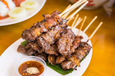 Kömür ızgarasında ızgara Waki Biftek Şişleri Lezzetli kokuyor, iştah açıcı, sıcak ve baharatlı sosla servis ediliyor.