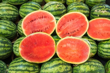 Yerel markette karpuz yığını, meyve.