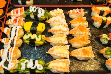 Çeşitli Japon suşileri bir suşi dükkanında bir tepside satılıyor. Tayland pazarında.