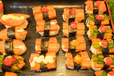 Çeşitli Japon suşileri bir suşi dükkanında bir tepside satılıyor. Tayland pazarında.