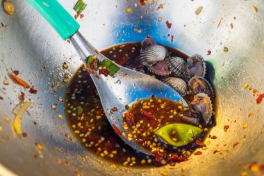 Paslanmaz çelik kasede kandan yapılmış baharatlı salata..