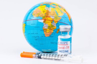 Enjeksiyon şırıngası, iğne, Globe modeli, kapatın. Aşı tıbbi konsepti COVID-19. İnsanlığın umudu kavramı.