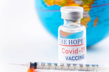 Enjeksiyon şırıngası, iğne, Globe modeli, kapatın. Aşı tıbbi konsepti COVID-19. İnsanlığın umudu kavramı.