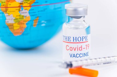 Enjeksiyon şırıngası, iğne, Globe modeli, kapatın. Aşı tıbbi konsepti COVID-19. İnsanlığın umudu kavramı.