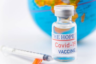 Enjeksiyon şırıngası, iğne, Globe modeli, kapatın. Aşı tıbbi konsepti COVID-19. İnsanlığın umudu kavramı.