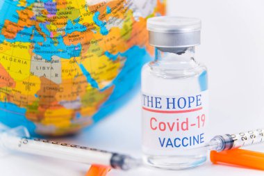 Enjeksiyon şırıngası, iğne, Globe modeli, kapatın. Aşı tıbbi konsepti COVID-19. İnsanlığın umudu kavramı.