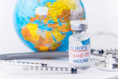 Enjeksiyon şırıngası, iğne, Globe modeli, kapatın. Aşı tıbbi konsepti COVID-19. İnsanlığın umudu kavramı.