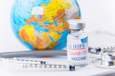 Enjeksiyon şırıngası, iğne, Globe modeli, kapatın. Aşı tıbbi konsepti COVID-19. İnsanlığın umudu kavramı.