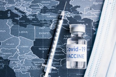 İğne, iğne, dünya haritası, yakın çekim. Aşı tıbbi konsepti COVID-19. İnsanlığın umudu kavramı.