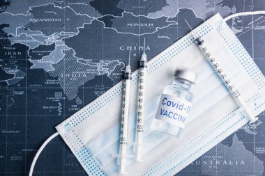 İğne, iğne, dünya haritası, yakın çekim. Aşı tıbbi konsepti COVID-19. İnsanlığın umudu kavramı.