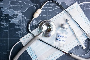 İğne, iğne, dünya haritası, yakın çekim. Aşı tıbbi konsepti COVID-19. İnsanlığın umudu kavramı.