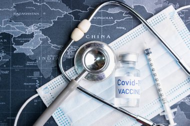 İğne, iğne, dünya haritası, yakın çekim. Aşı tıbbi konsepti COVID-19. İnsanlığın umudu kavramı.