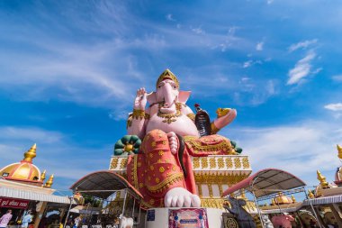 Chachoengsao, Tayland-Haziran, 06, 2021: Wat Phrong-Akat Chachoengsao Tayland 'daki Büyük Ganesha heykeli.