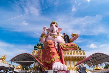 Chachoengsao, Tayland-Haziran, 06, 2021: Wat Phrong-Akat Chachoengsao Tayland 'daki Büyük Ganesha heykeli.
