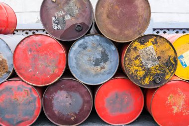 Bangkok, Tayland-Haziran, 06, 2021: Bangkok, Tayland 'da arka plan olarak kullanılabilecek bir grup varil, wrest, petrol veya kimyasal konteynır.