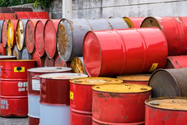 Bangkok, Tayland-Haziran, 06, 2021: Bangkok, Tayland 'da arka plan olarak kullanılabilecek bir grup varil, wrest, petrol veya kimyasal konteynır.