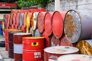 Bangkok, Tayland-Haziran, 06, 2021: Bangkok, Tayland 'da arka plan olarak kullanılabilecek bir grup varil, wrest, petrol veya kimyasal konteynır.