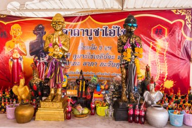 Chachoengsao, Tayland-Haziran, 06, 2021: Ai Khai Wat Chedi veya Ta Khai Wat Chedi, Wat Phrong-Akat Chachoengsao Tayland 'da çocuk şeklinde oyulmuş bir ağaçtır..