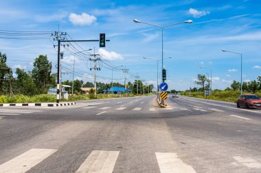 Bangkok, Tayland-Haziran, 06, 2021: Kırmızı ışık kavşağı, Bangkok, Tayland yolundaki sürücü koltuğundan görüş.