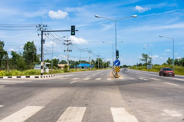 Bangkok, Tayland-Haziran, 06, 2021: Kırmızı ışık kavşağı, Bangkok, Tayland yolundaki sürücü koltuğundan görüş.