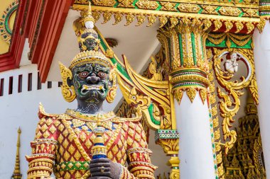 Chachoengsao, Tayland-Haziran, 06, 2021: Chachoengsao Tayland 'da Wat Phrong-Akat Devasa Heykeli.