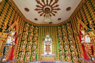 Chachoengsao, Tayland-Haziran, 06, 2021: Chachoengsao Tayland 'da Wat Phrong-Akat' ın melek heykeli.