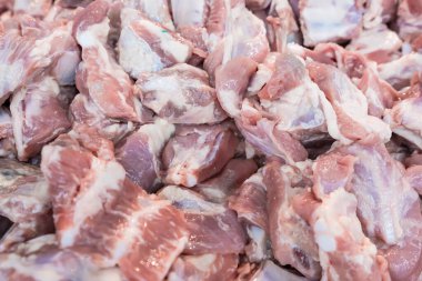 Süpermarketlerde taze çiğ domuz eti satılıyor..