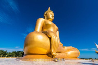 Ang Thong, Tayland-Haziran, 19, 2021: Tayland Büyük Buda ana hacılardan biridir. Ang ThAILAND 'daki Wat Muang Manastırı' nda yer almaktadır..