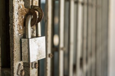 Eski ana anahtar demir kapıya kilitlendi, asma kilit, seçici odağı kapat, arka plan bulanıklığı.