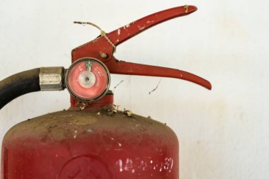 Duvarda asılı eski yangın söndürücü..