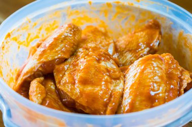 Barbekü soslu marine edilmiş tavuk kanadı.