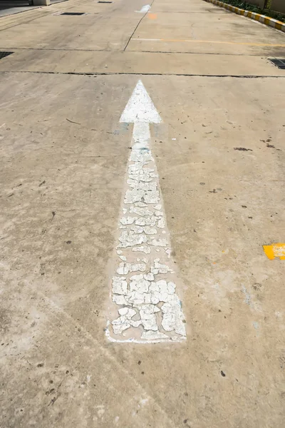 Witte Straat Pijl Teken Cement Vloer Dag Tijd — Stockfoto