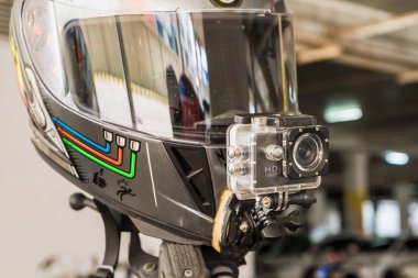 Bangkok, Tayland - 15 Temmuz 2021: Bangkok, Tayland 'da motosiklet sürücüsü kaskında aksiyon kamerası