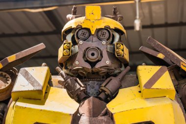 Bangkok, Tayland 15 Temmuz 2021: Hurda metalden yapılmış Bumblebee transformers robot modeli Bangkok, Tayland 'da bir oto yıkama yerinin önünde bir gösteri düzenle