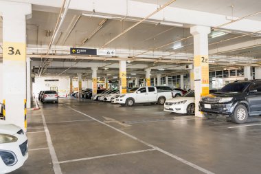 Bangkok, Tayland - 15 Temmuz 2021: Bangkok, Tayland 'daki Index Living Mall' daki otoparkın görüntüsü.