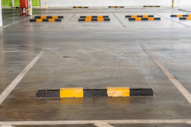 Boşluk ile kontrol mesafesi için tekerleği durdurmak için sığınağı olan boş bir otopark bloğu