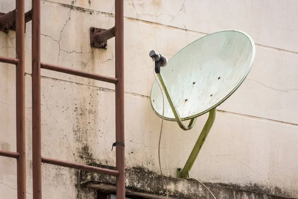 Satellitenempfänger Steht Der Wand — Stockfoto